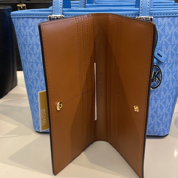 Michael Kors Reed Large Bifold Pebbled Leather Snap Wallet Card Case
Luggage
NWT - Picture 15 of 16